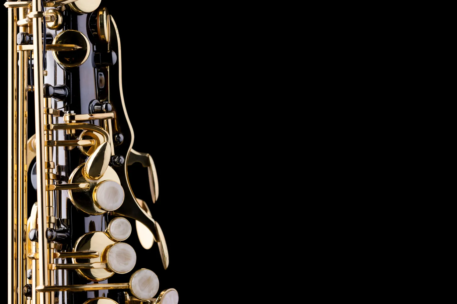 Ile dzwiekow ma saksofon tenorowy?